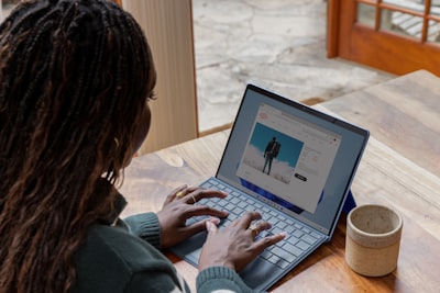 blogger writing wedding content