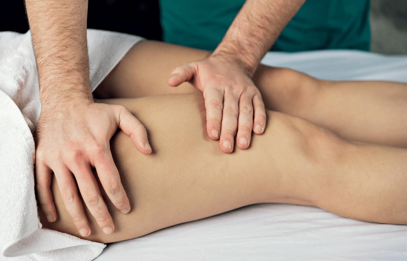 Manuelle Lymphdrainage am Bein zur Behandlung eines Lymphödems und zur Reduktion von Schwellungen