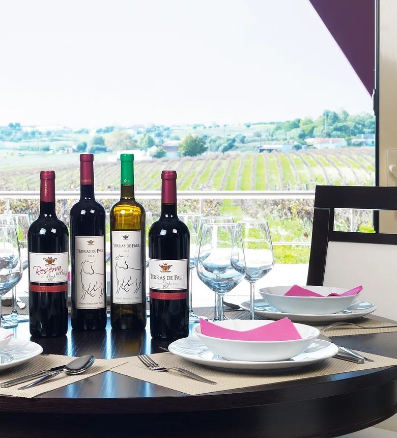 number of bottles of wine on well set table