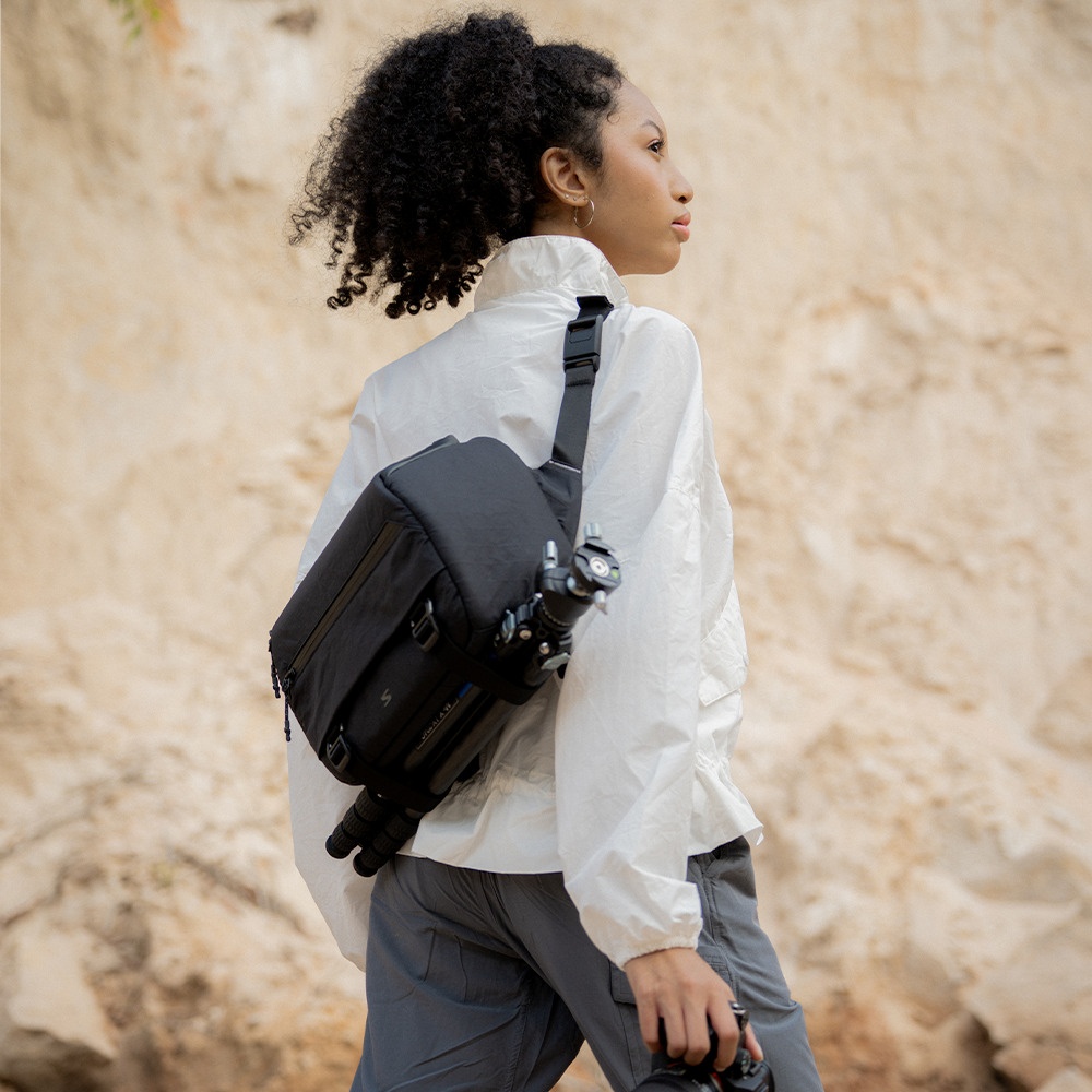 Woman wearing Sakk Xplorer Sling