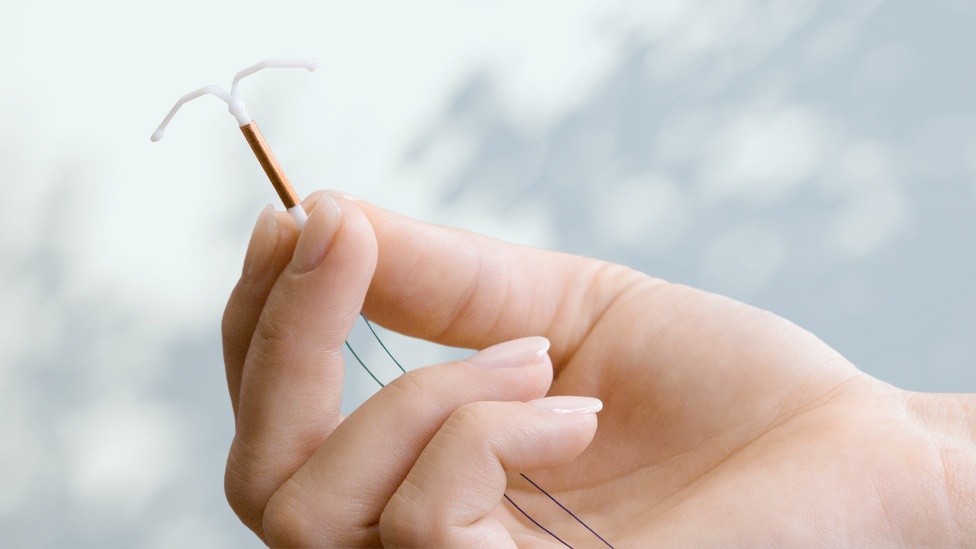 Kupferspirale zur hormonfreien Verhütung in der Hand